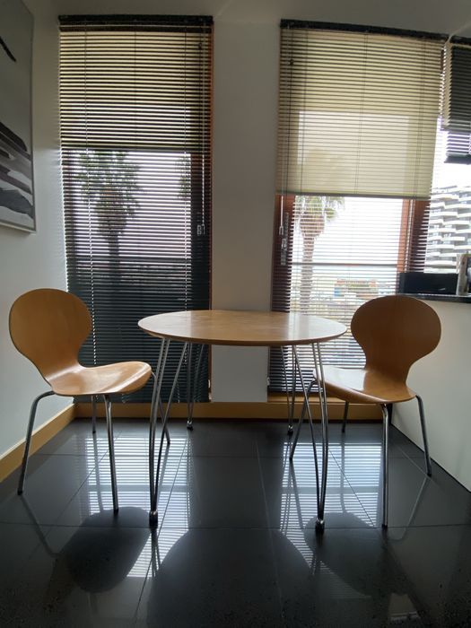 Conjunto Mesa redonda e cadeiras