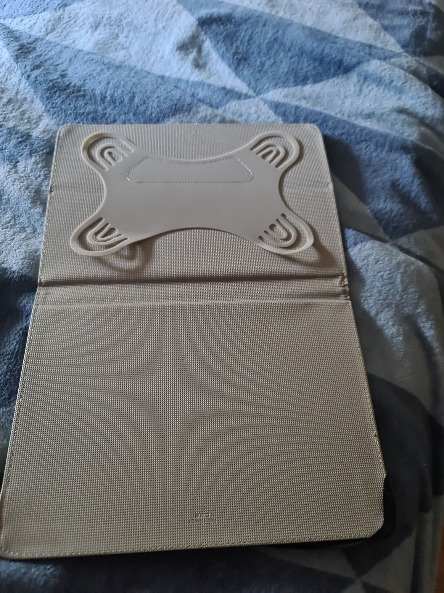 Etui na tablet uniwersalne 9-10.1 cala