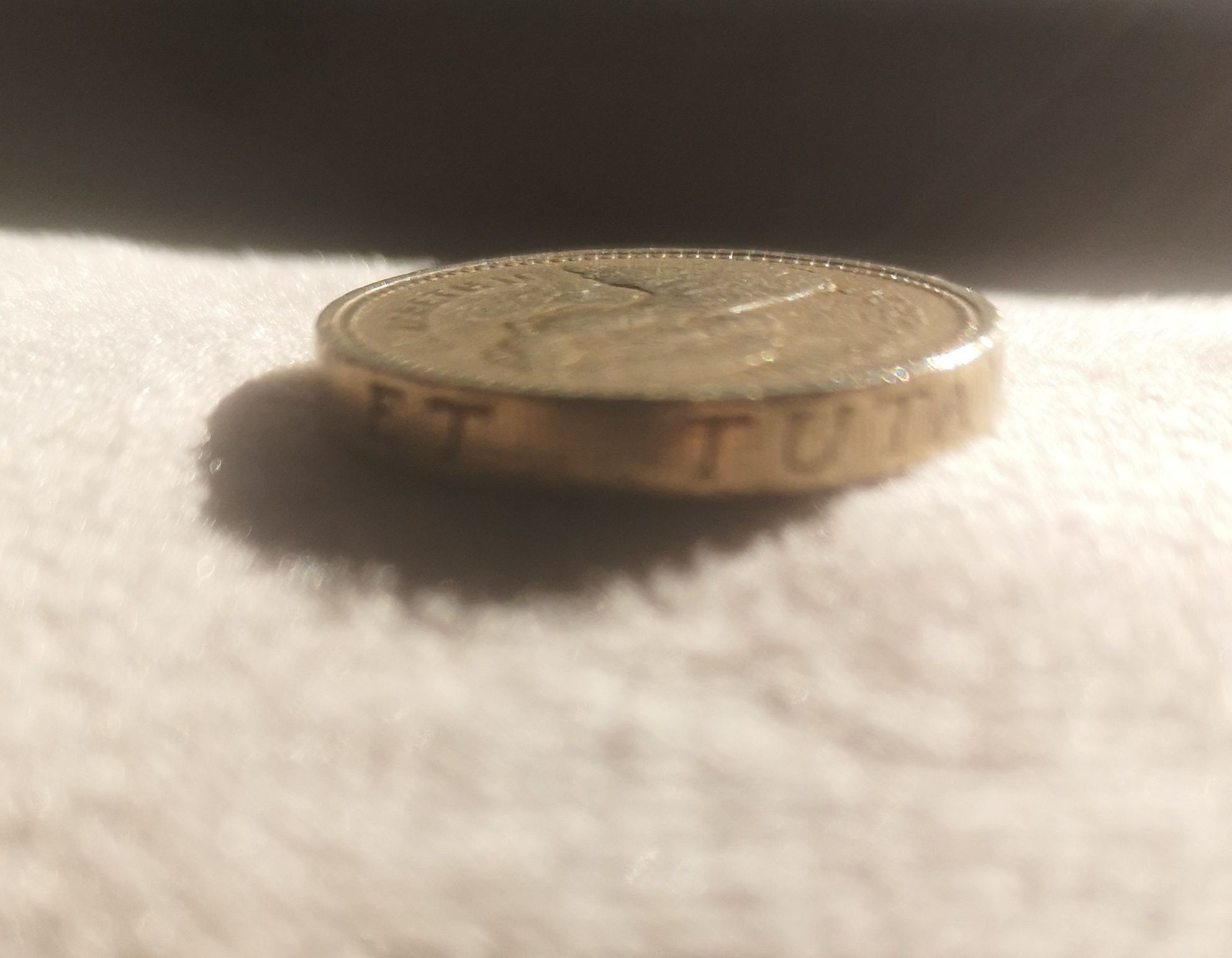 Rzadka moneta one  pound z 1983 r