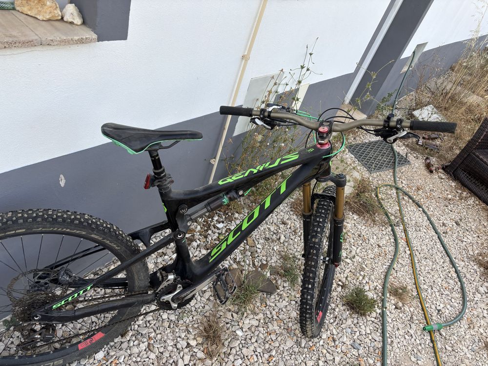 Bicicleta Scott de carbono – suspensão total – Fox / Shimano XT