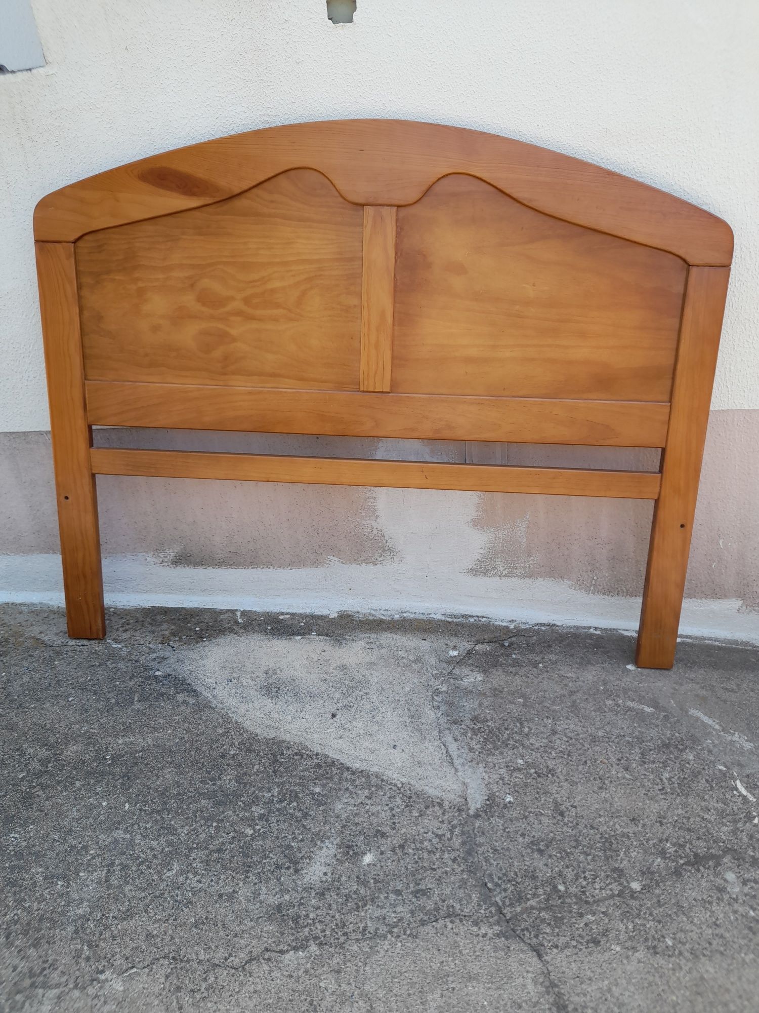 Cabeceira e fundo de cama em madeira maciça.