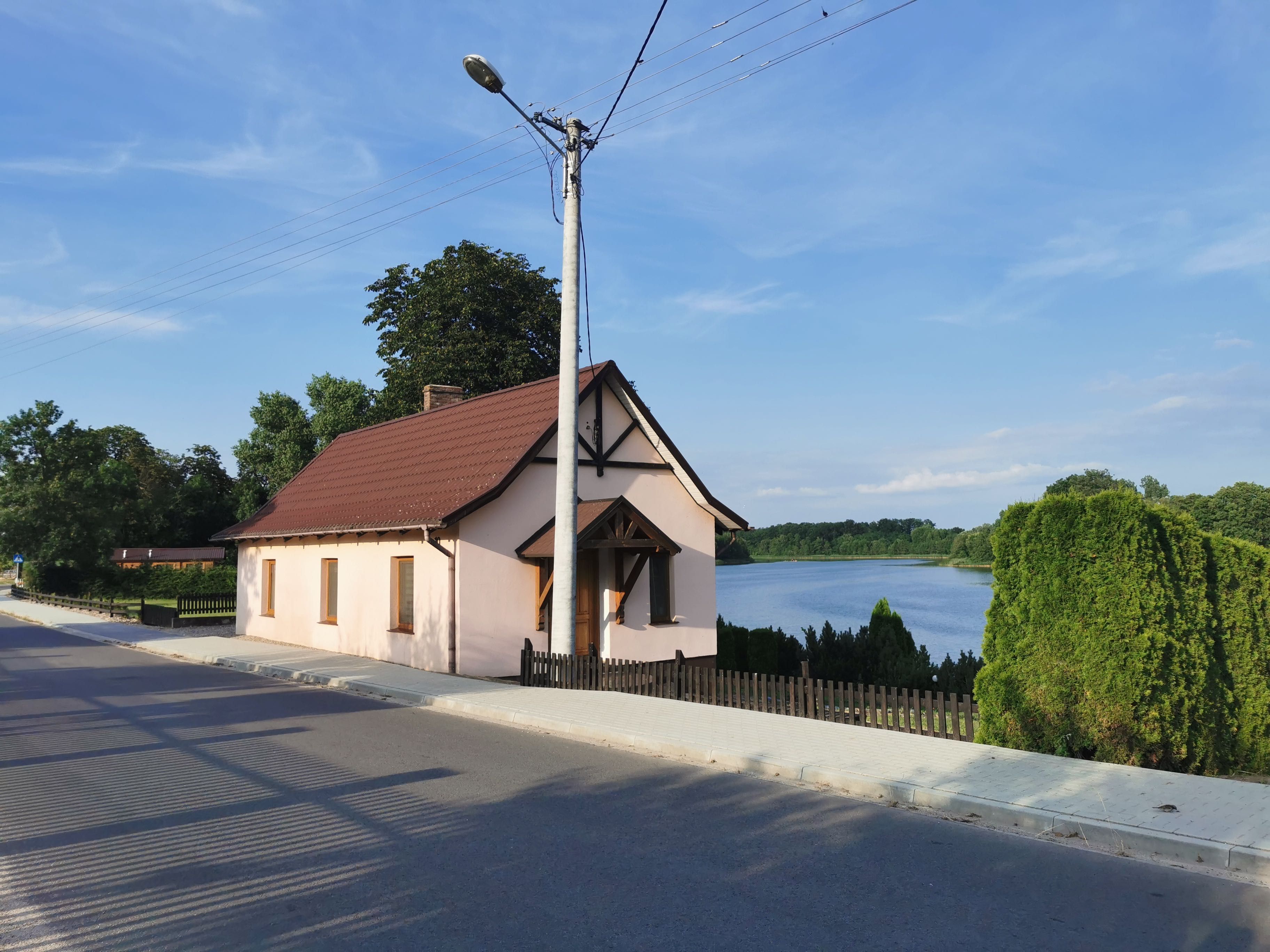 Domek nad jeziorem - idealne miejsce na wypoczynek.