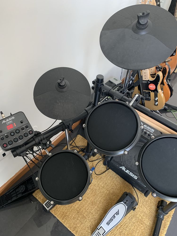 Bateria Alesis turbo Mesh kit + Aplificador Alesis activedrummer