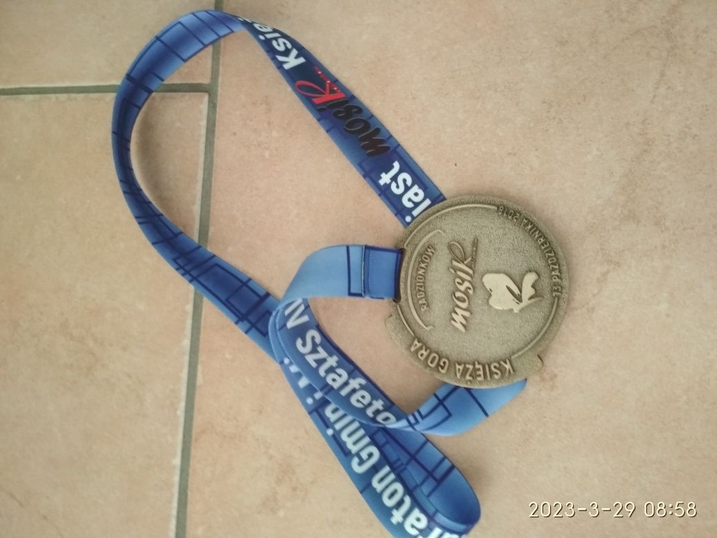 Medal z biegu IV sztafetowy maraton miast i gmin Radzionków