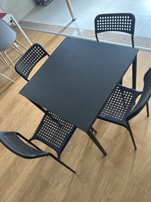Mesa pequena e 4 cadeiras