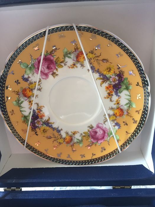 Conjunto de chávena de chá, pires e colher, decorados, na caixa