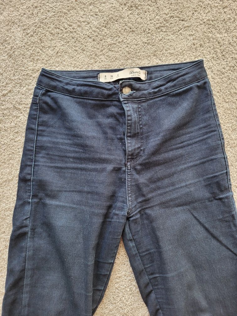Granatowe jeansy rurki