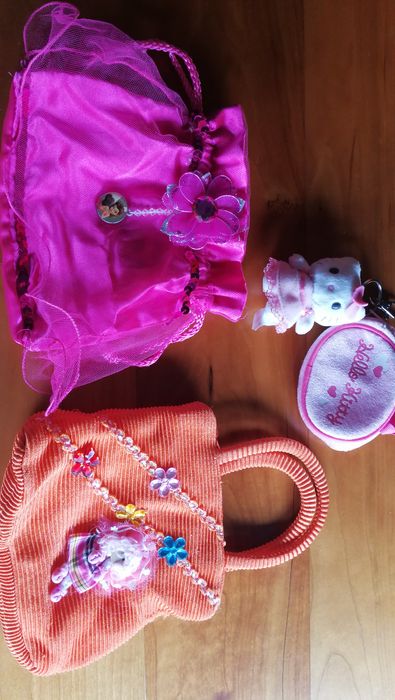 Várias malas e porta moedas Hello Kitty e outros