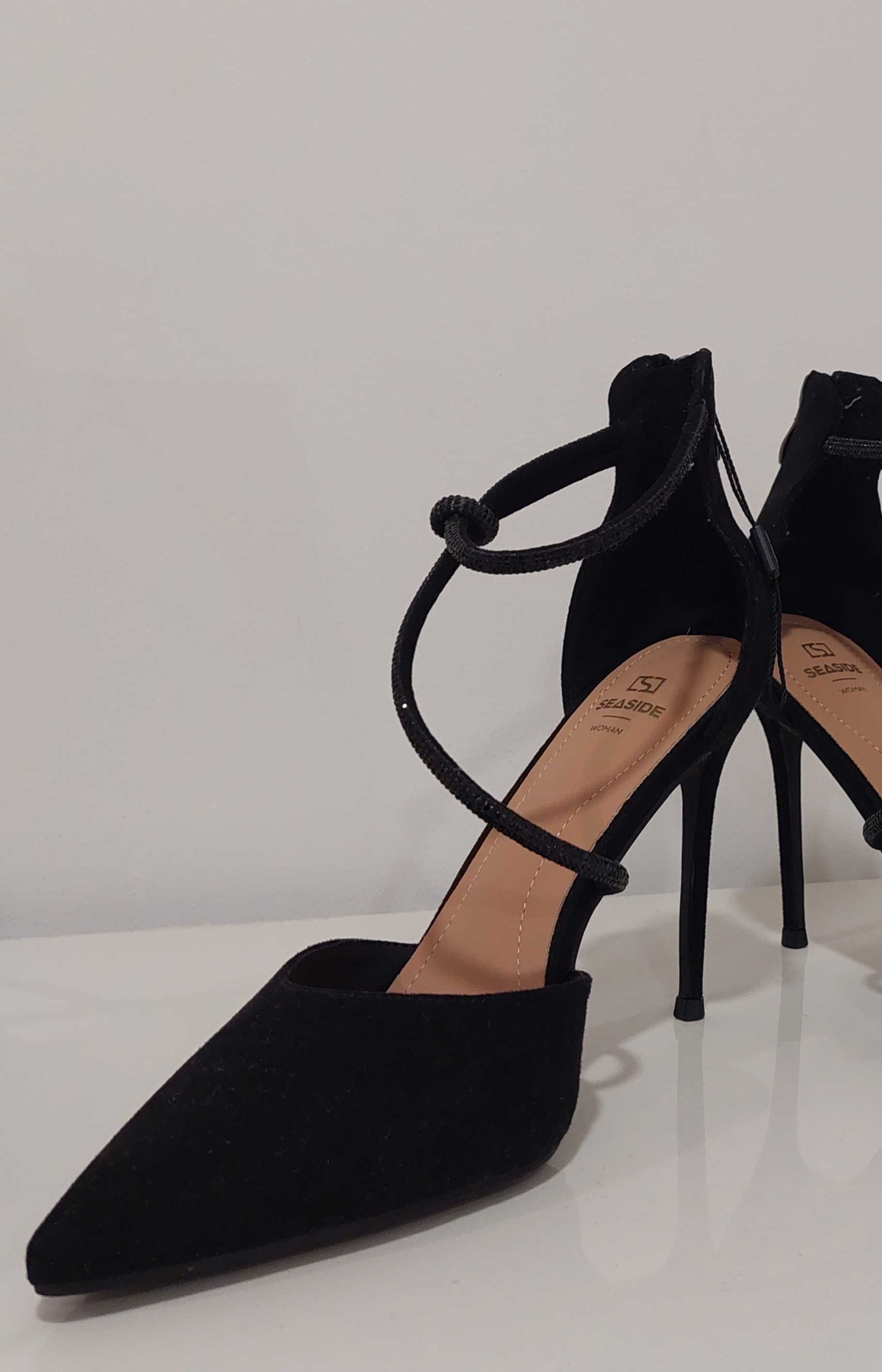 Sapatos de salto alto elegantes
