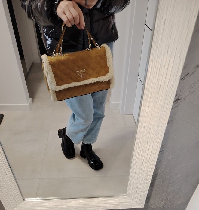 Torebka Guess w kolorze musztardowym