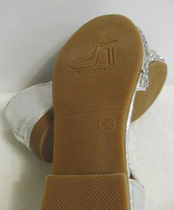 Шикарные праздничные серебристые туфли босоножки с бусинами