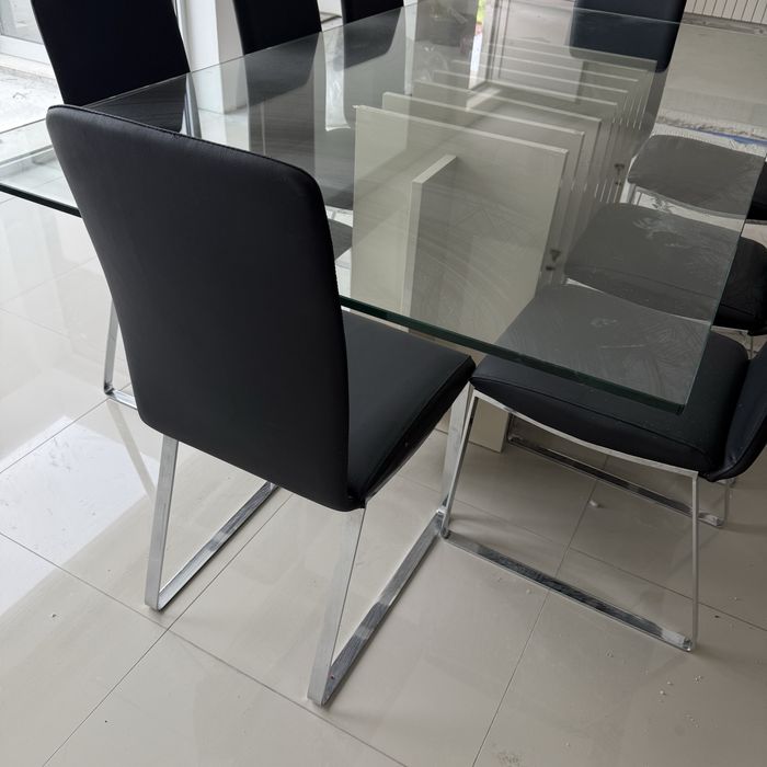 Mesa usada e 8 cadeiras