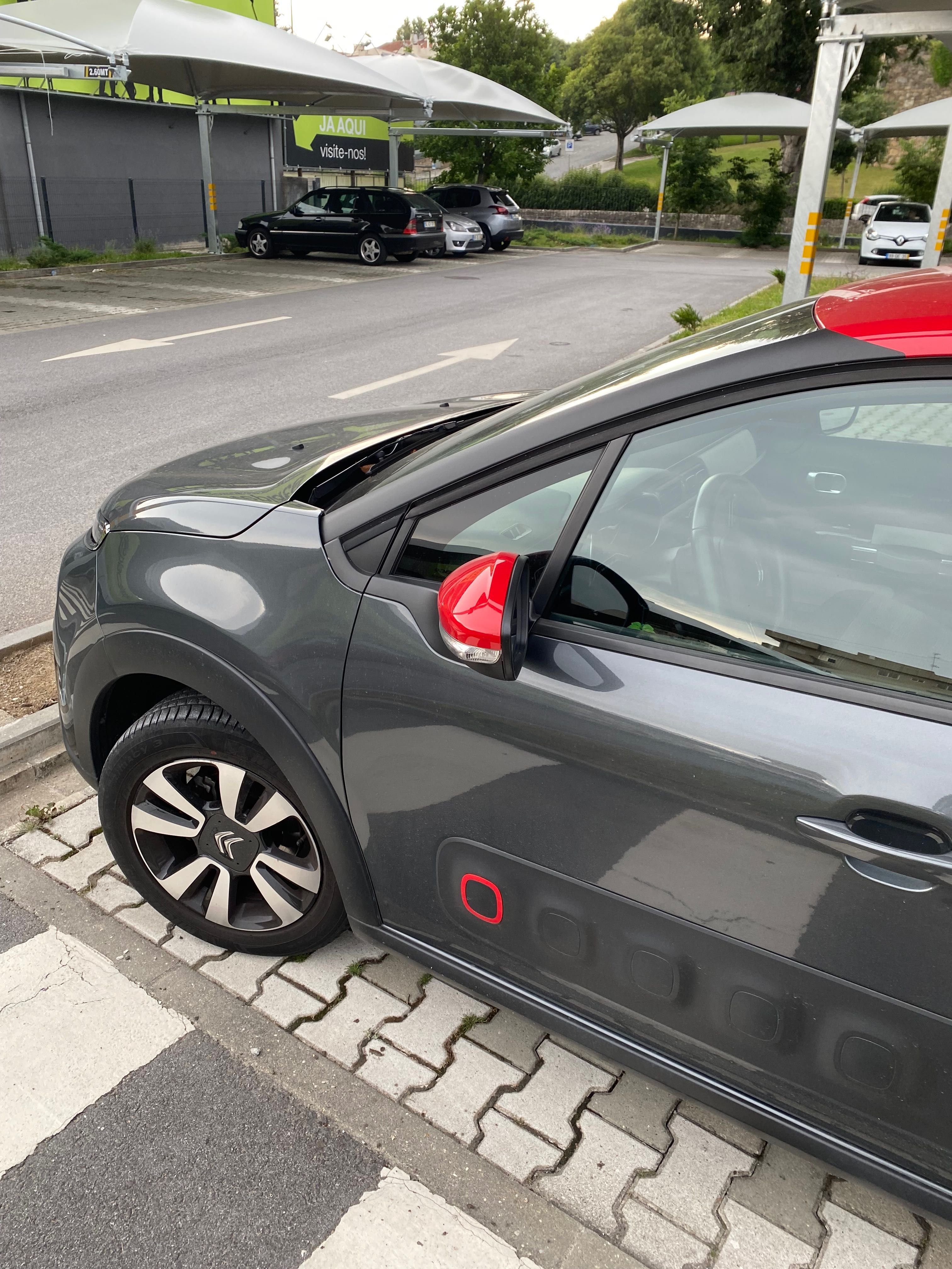 Carro como novo a gasolina
