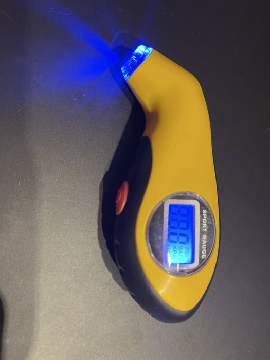 Cyfrowy miernik ciśnienia w oponach samochodowoych