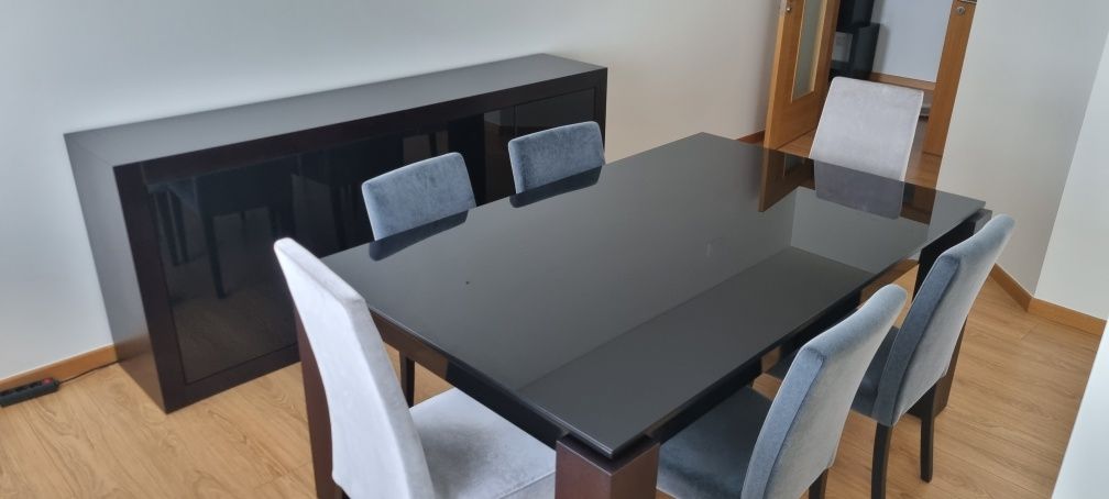 Mesa de sala de jantar com cadeiras