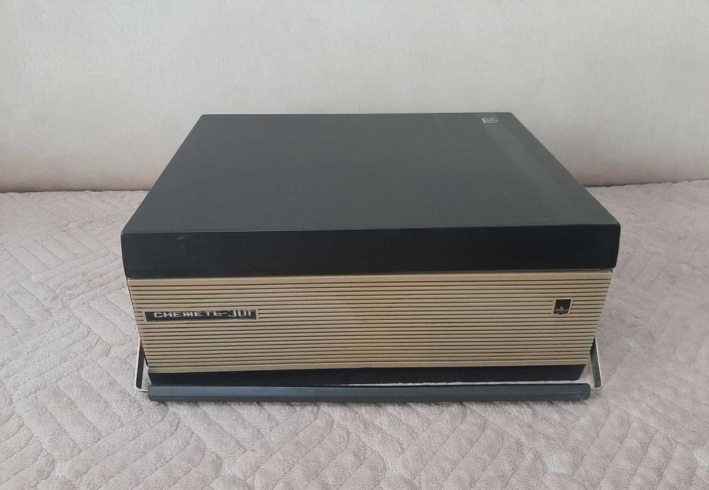 Магнитофон Снежеть 301 про-во СССР винтаж