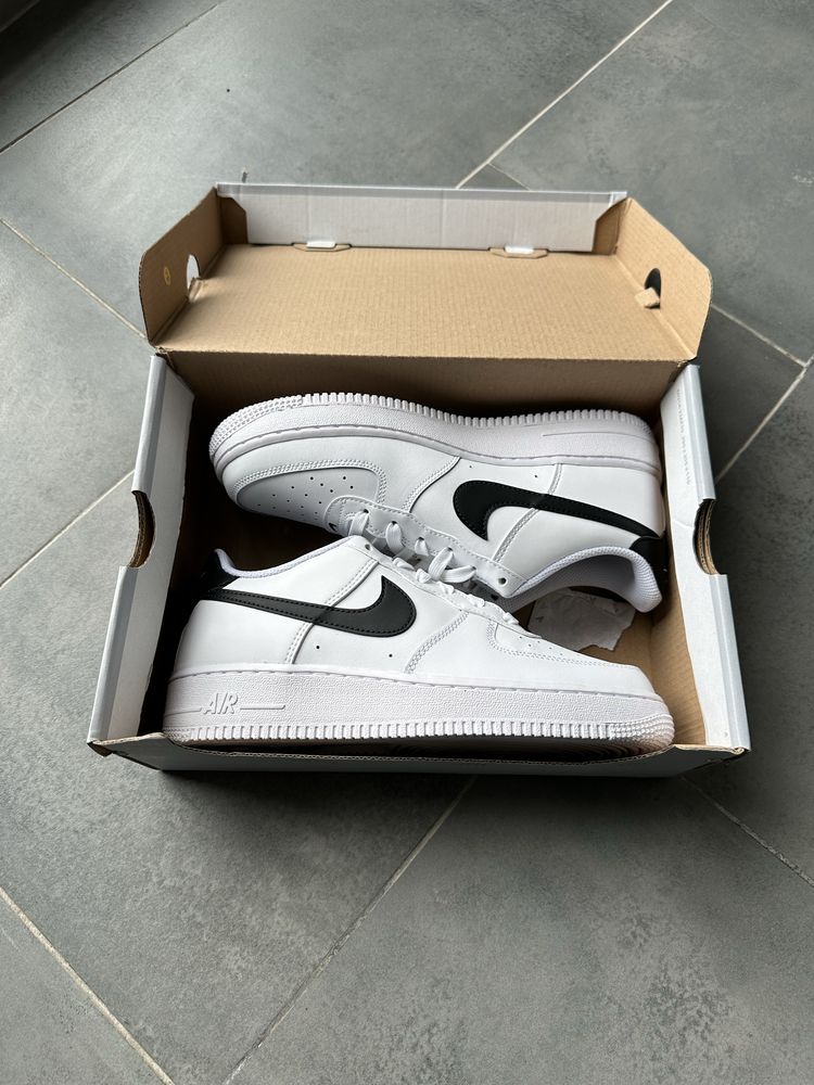 Жіночі оригінальні кросівки Nike Air Force 1 (GS) Low White/Black