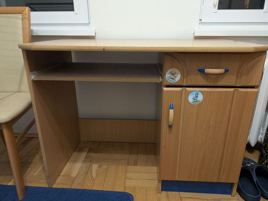 biurko używane w jasnym kolorze z niebieskimi detalami