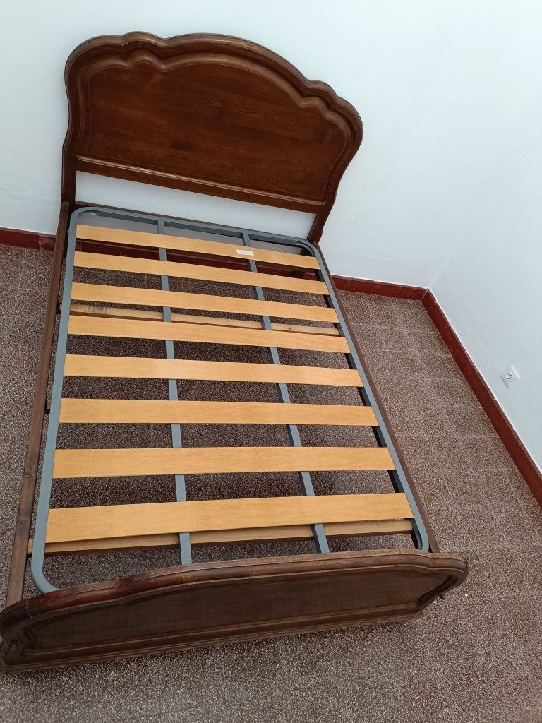 Vende-se cama de madeira de corpo e meio