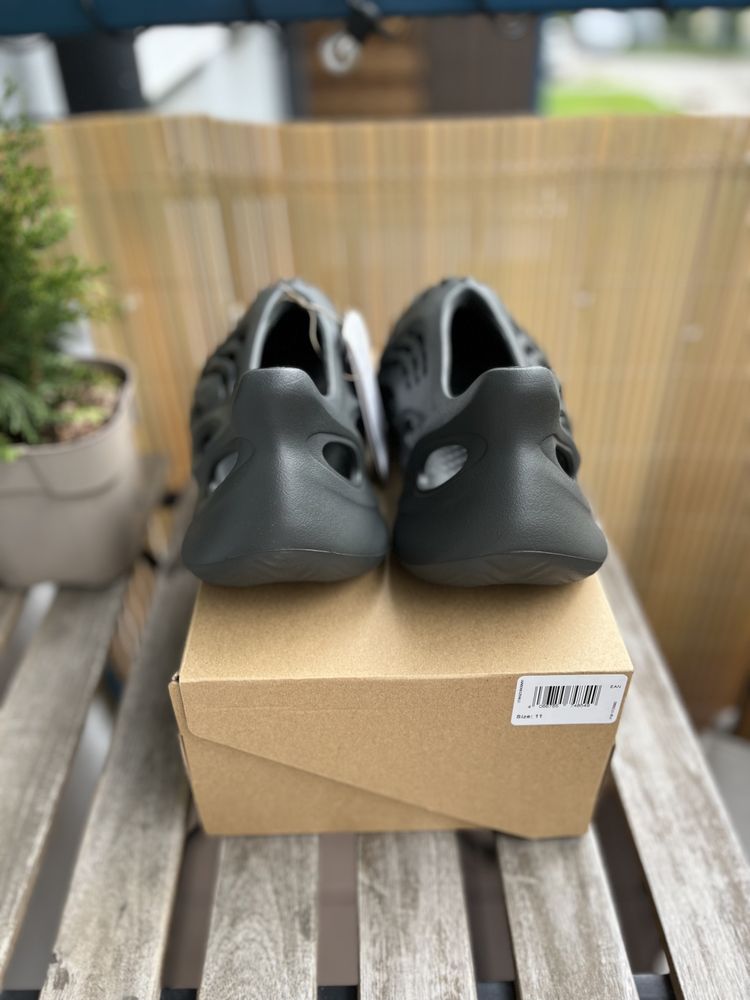 Yeezy foam runner Carbon 46