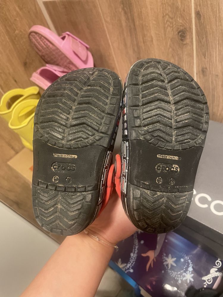 buciki crocs swiecace