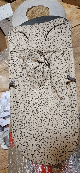 BABYBJORN - leżaczek BLISS WOVEN - Beige/Dark grey print