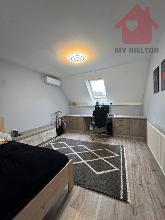 Сучасний будинок з сонячними панелями та гаражем у новому районі.