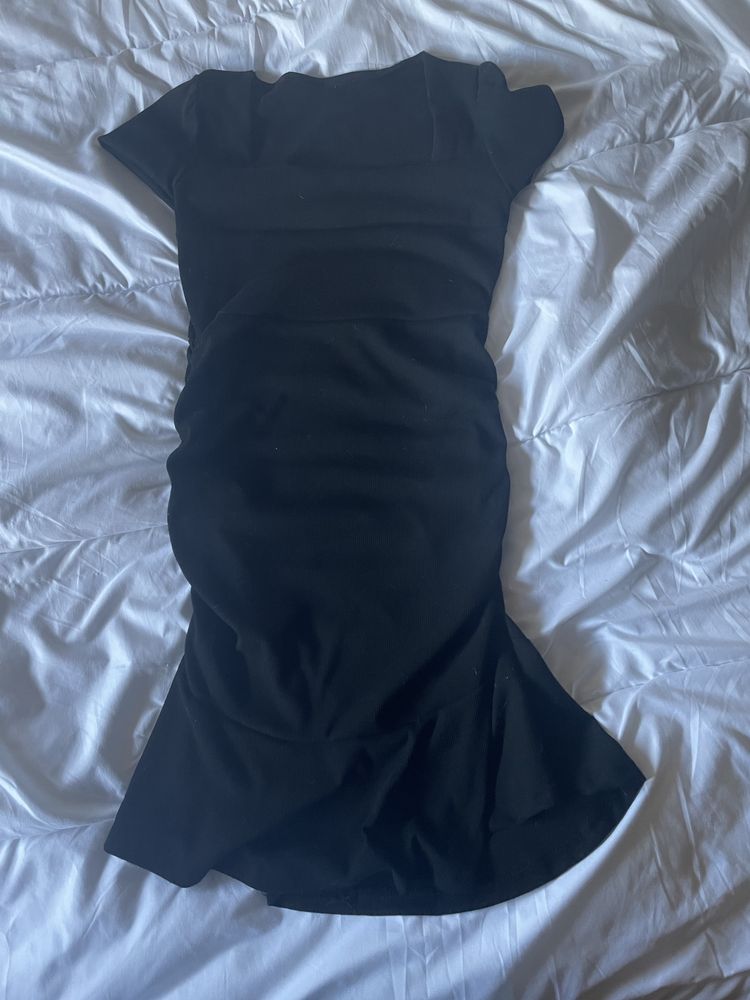 Vestido preto com gola quadrada