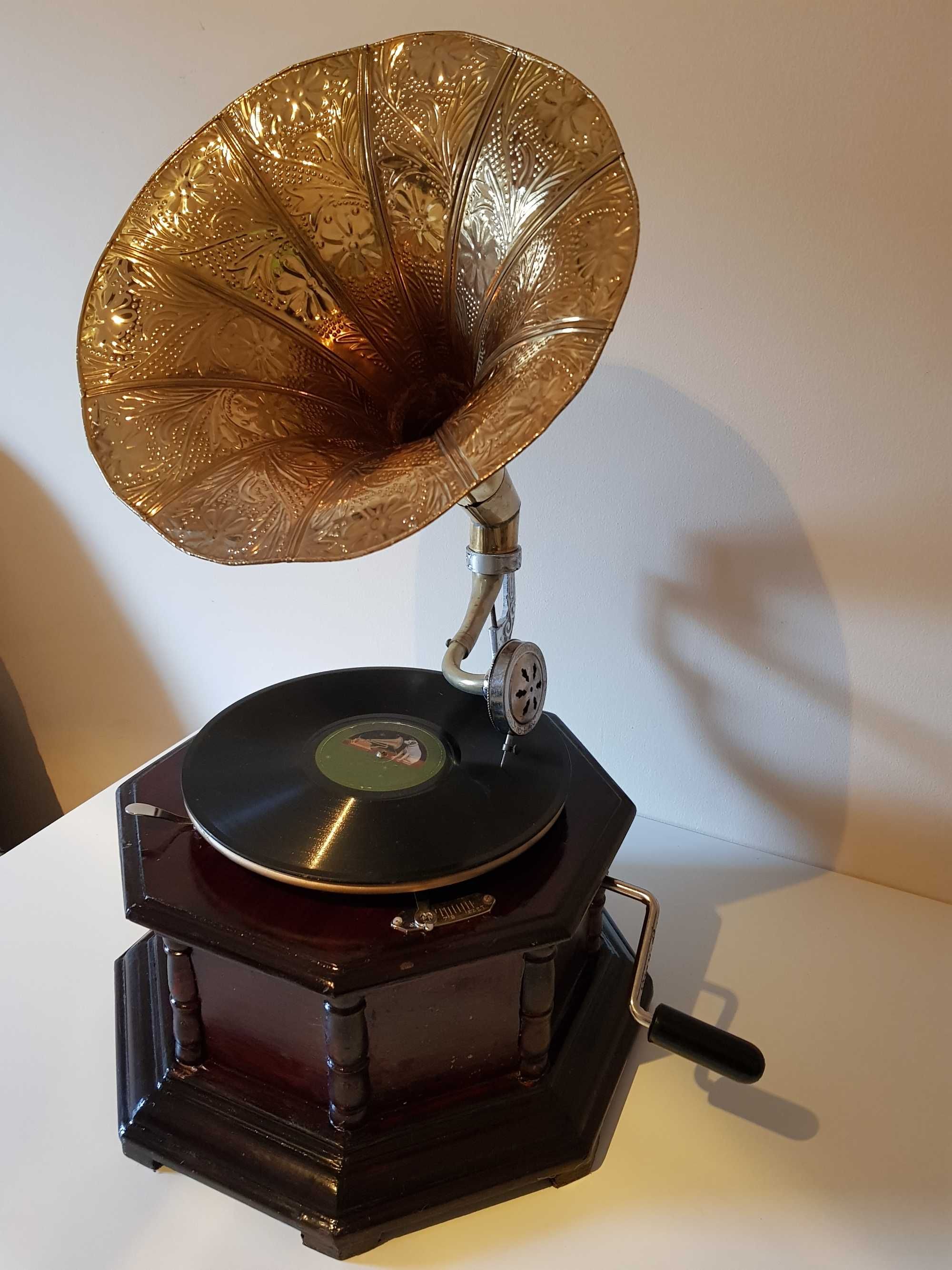 Gramofon drewniany z mosiężną trąbą