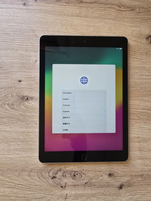 Apple iPad (6th Generation) A1893 32 GB, Wi-Fi, 9.7 in - Space Gray.