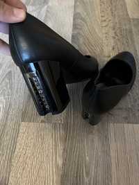 Туфлі чорні із зручним та вишуканим каблучком