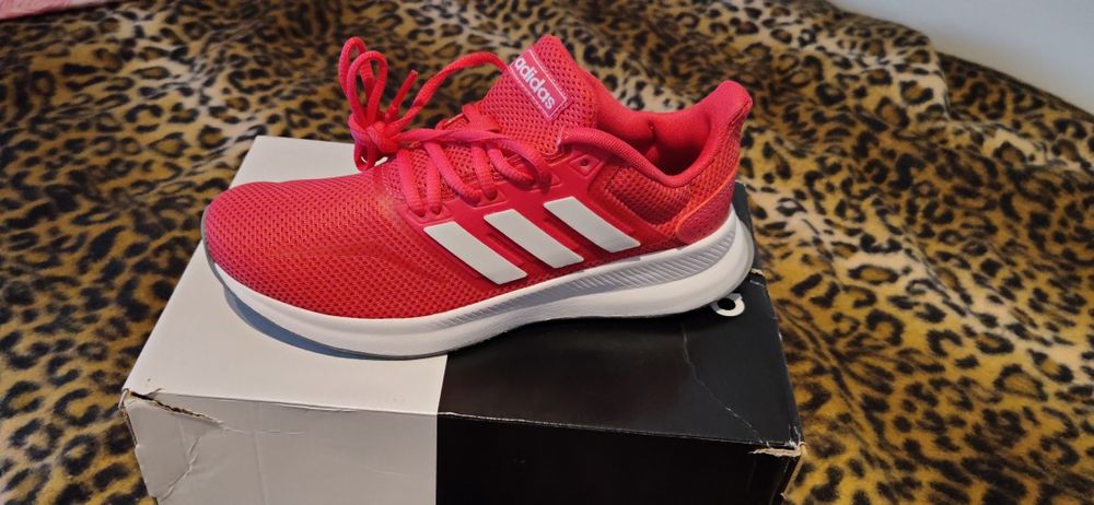 Tênis Adidas tamanho 36½