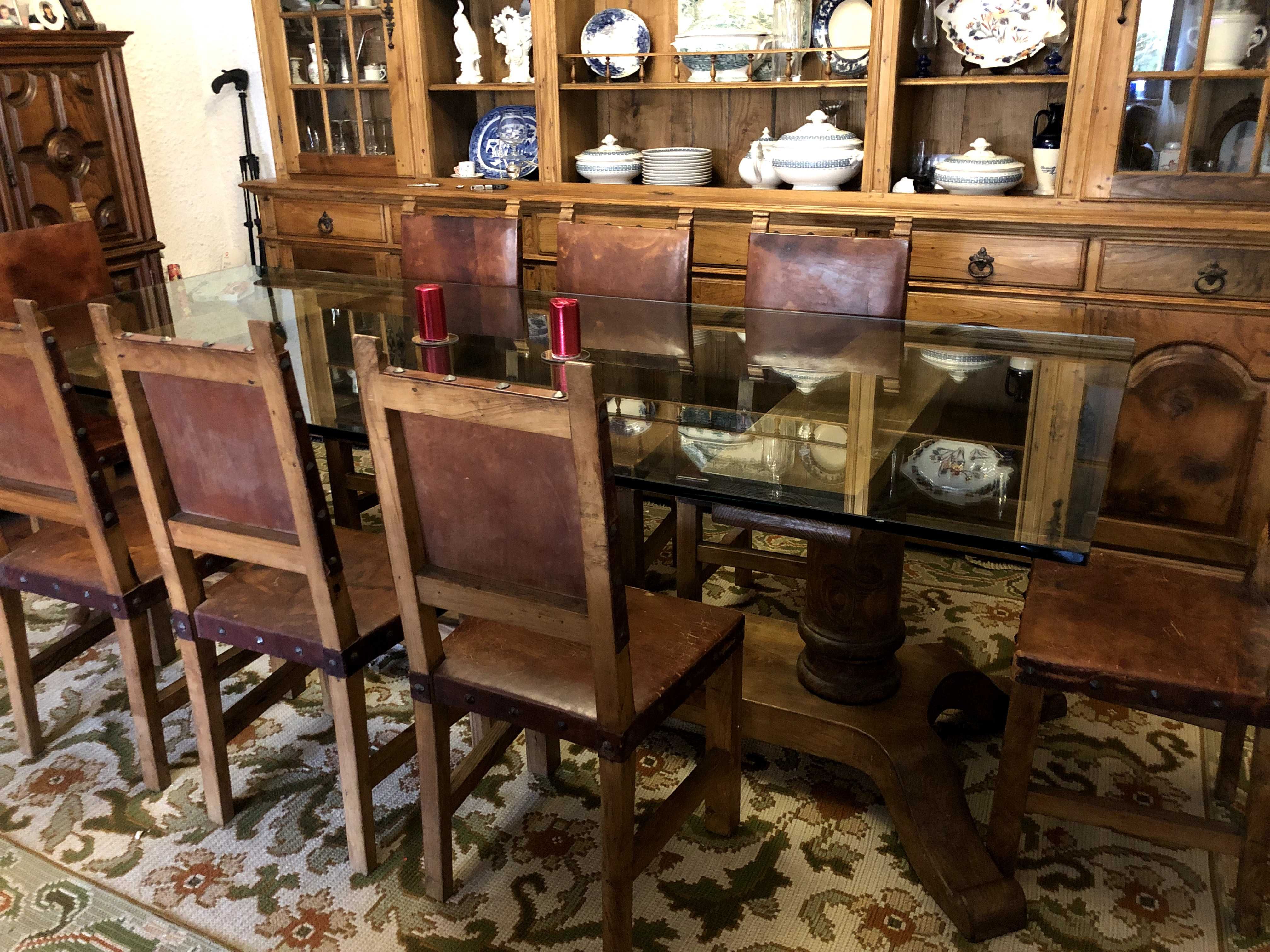 Mesa de vidro com pé de madeira e 8 cadeiras em couro