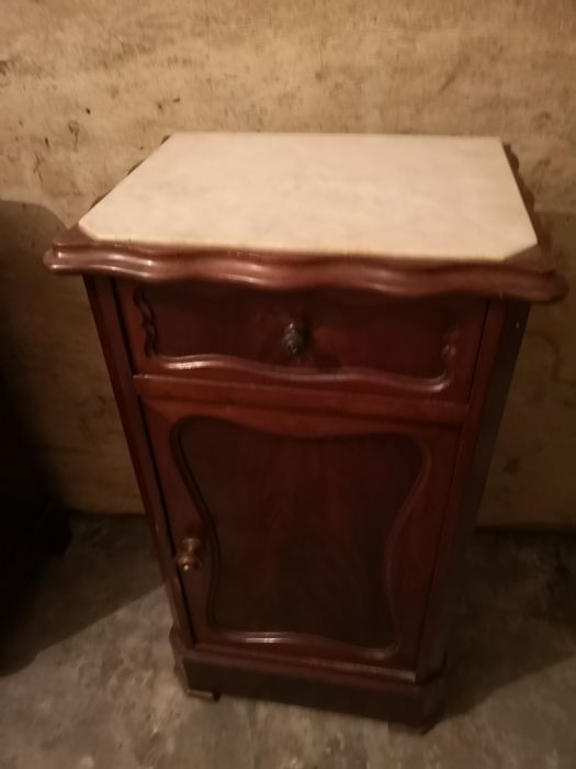 Mesas cabeceira antigas em madeira.