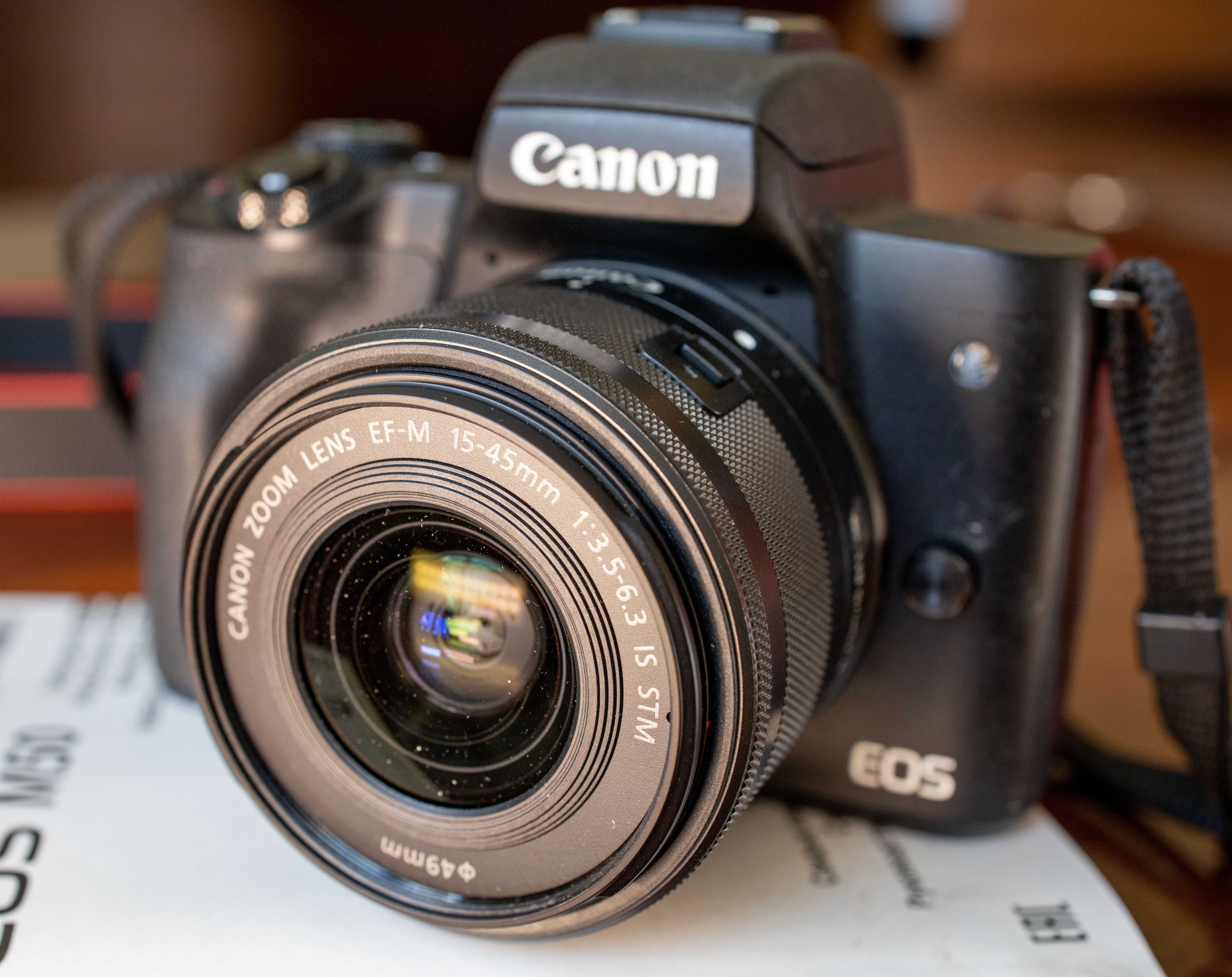 Продам фотокамеру Canon EOS M50