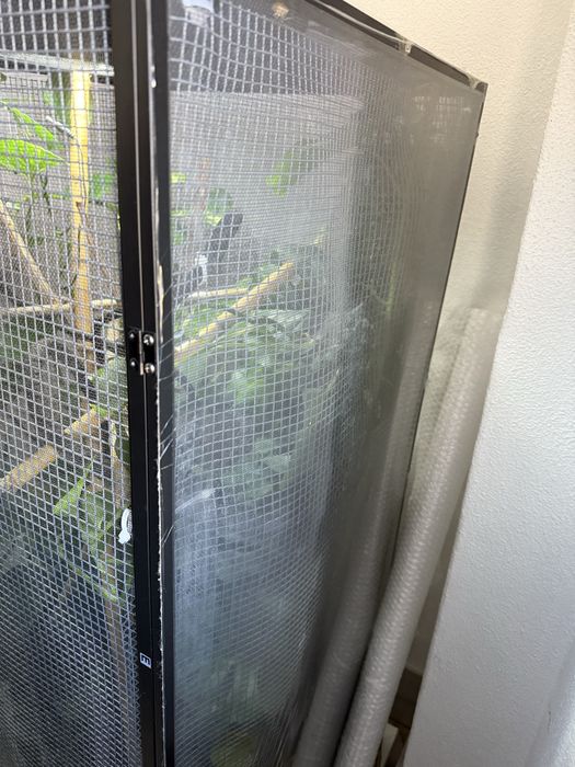 Terrário 1,22cm para camaleão com base com rodas