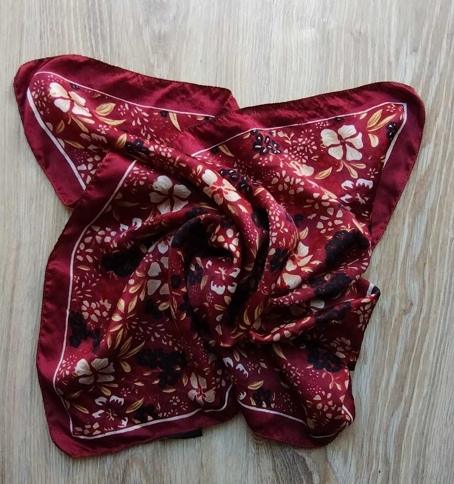 Bijou Brigitte jedwabna piękna apaszka 100% jedwab silk kwiatki