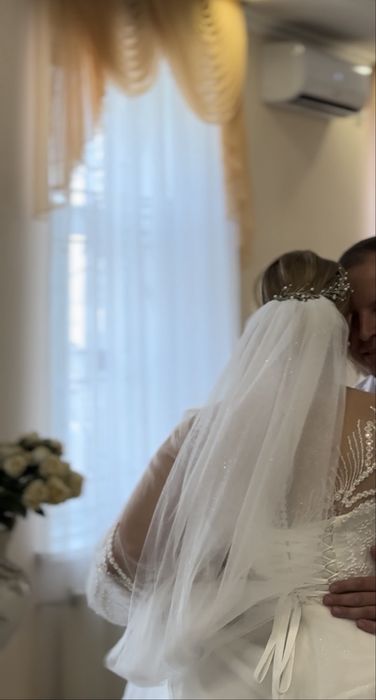 Весільна прикраса на зачіску