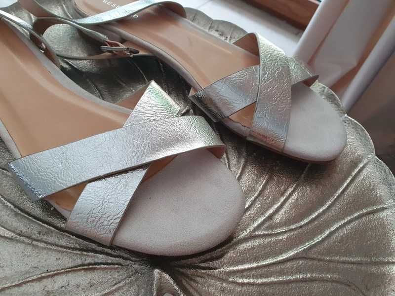 Sandałki srebrne Reserved