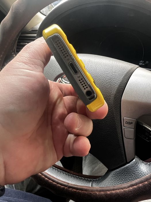 iPhone SE в ідеальному стані з легендарним чохлом