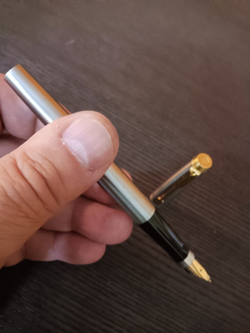 Caneta Parker 75 em aço com aparo em ouro