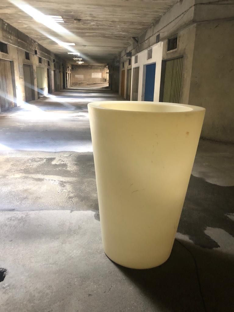 Vaso grande em fibra com iluminação