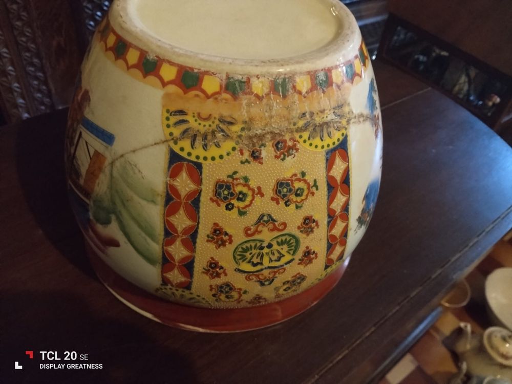 Vaso oriental com gravuras de peixes no interior