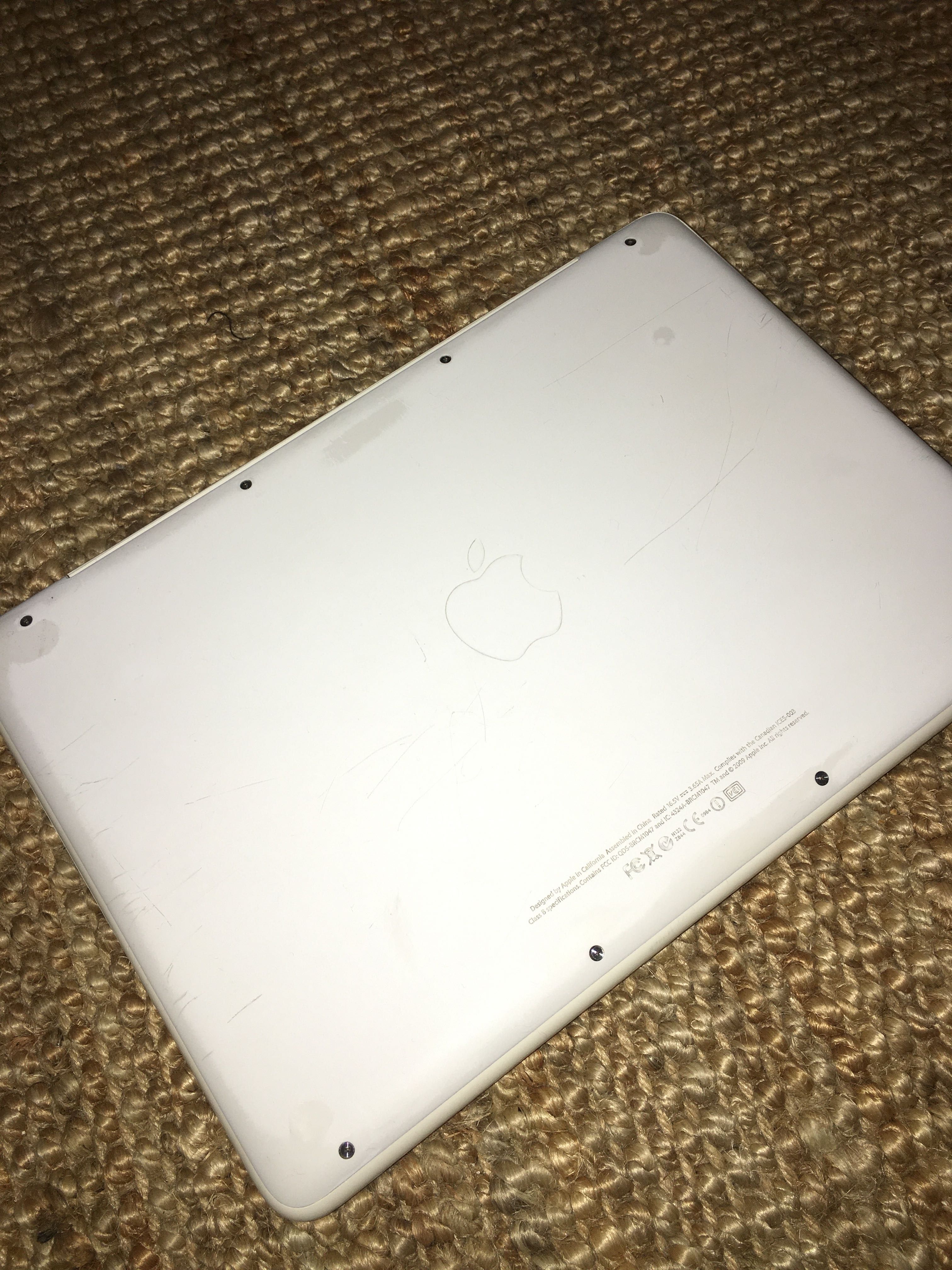 Macbook Apple biały 13'', 2010 rok