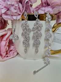 Piękny komplet biżuterii ślubnej w srebrnym kolorze