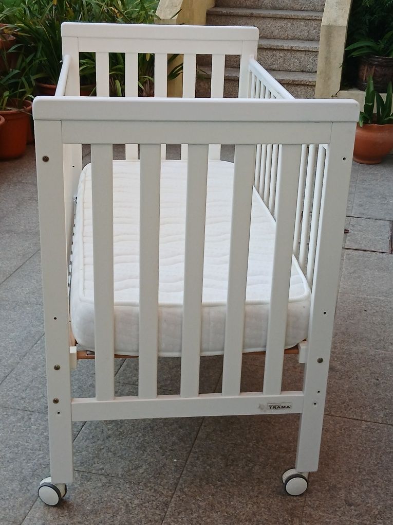 Vendo BERÇO/CAMA de criança com estrado e COLCHÃO em madeira como novo