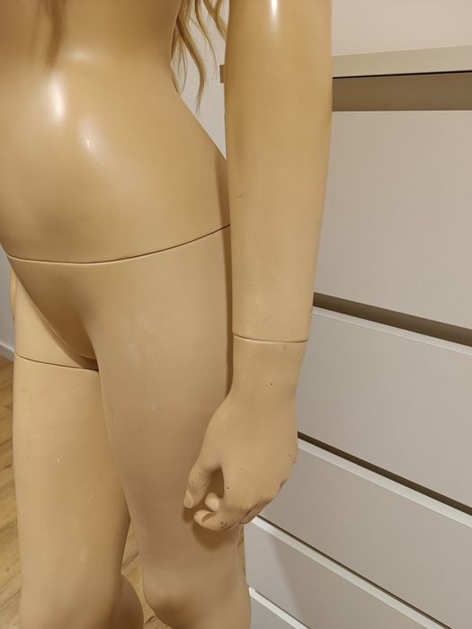 Manekin całopostaciowy naturalny z peruką długie włosy