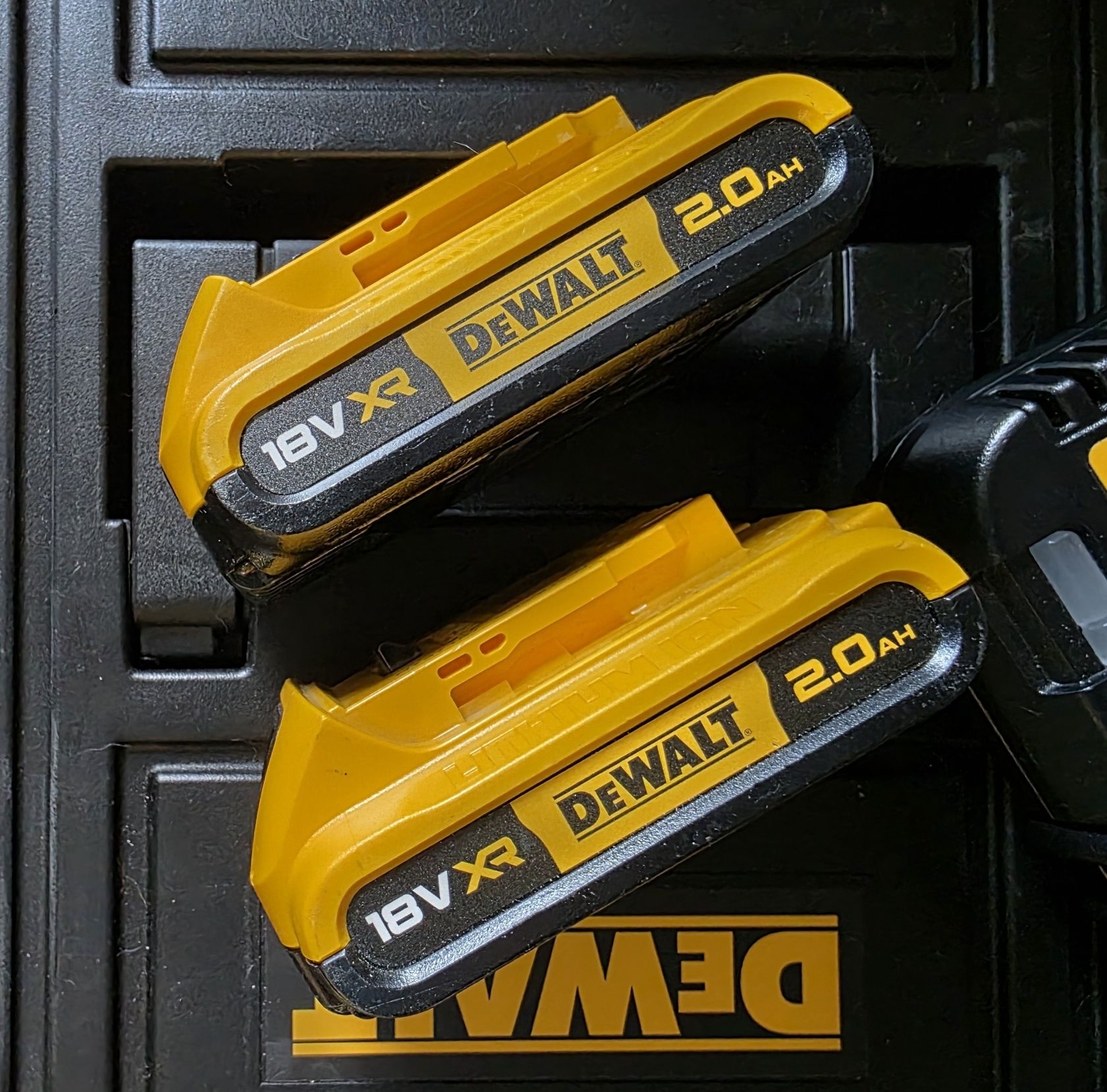 DeWalt 18V 2x Lekka Bateria 2Ah DCB183 i Szybka Ładowarka 4A DCB115