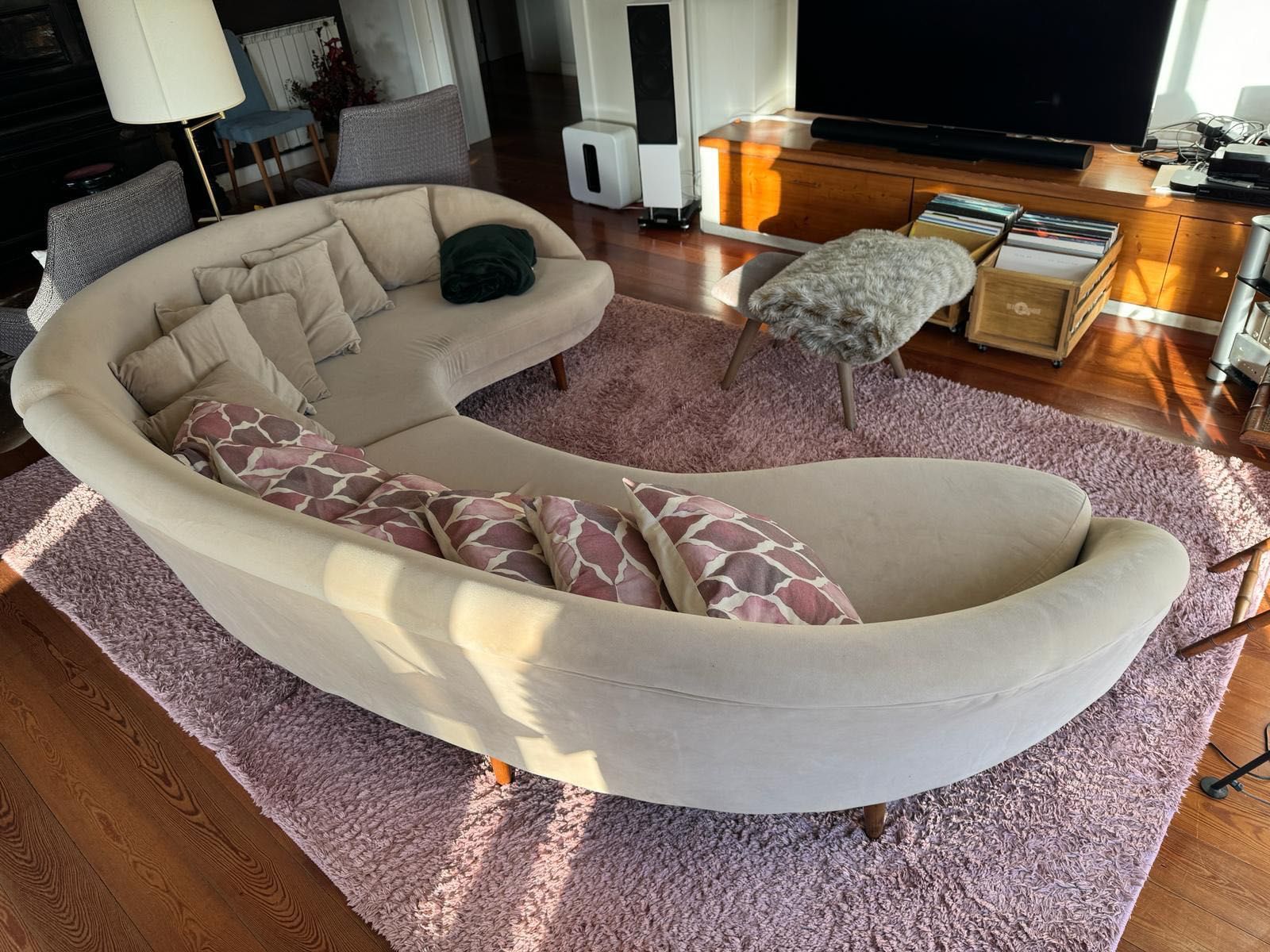 Sofá com design curvo da Area, de camurça aveludada beige