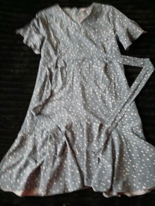 Блакитна сукня в горошок